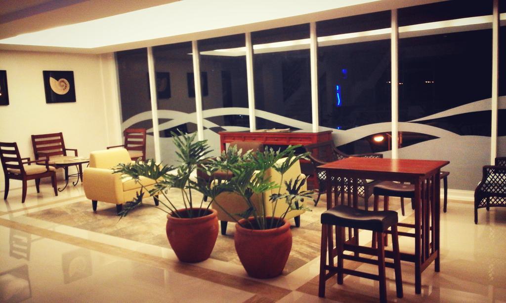 The Reef Hotel&Residences Olongapo Buitenkant foto
