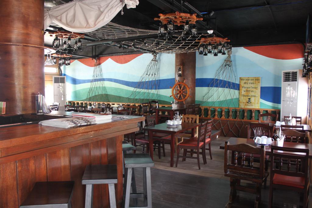 The Reef Hotel&Residences Olongapo Buitenkant foto