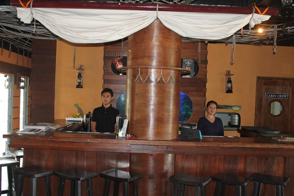 The Reef Hotel&Residences Olongapo Buitenkant foto
