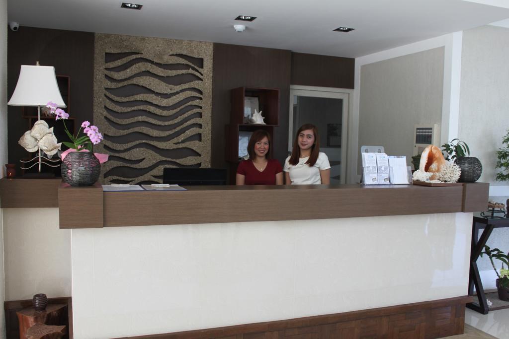 The Reef Hotel&Residences Olongapo Buitenkant foto