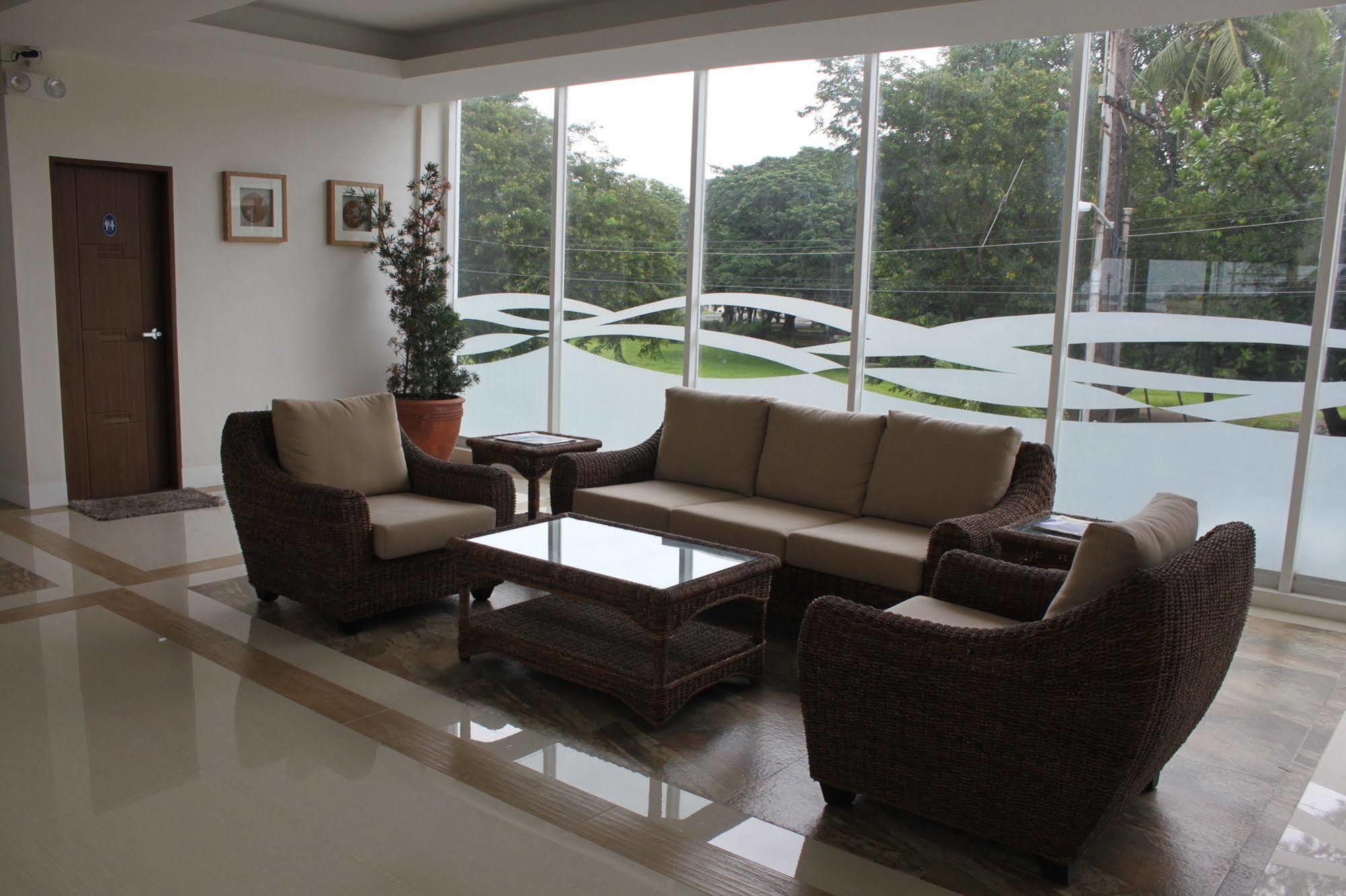 The Reef Hotel&Residences Olongapo Buitenkant foto