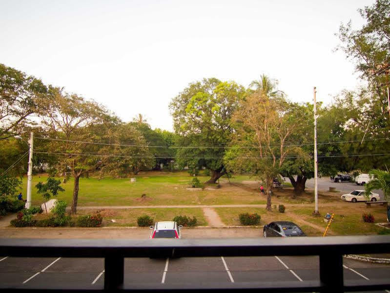 The Reef Hotel&Residences Olongapo Buitenkant foto