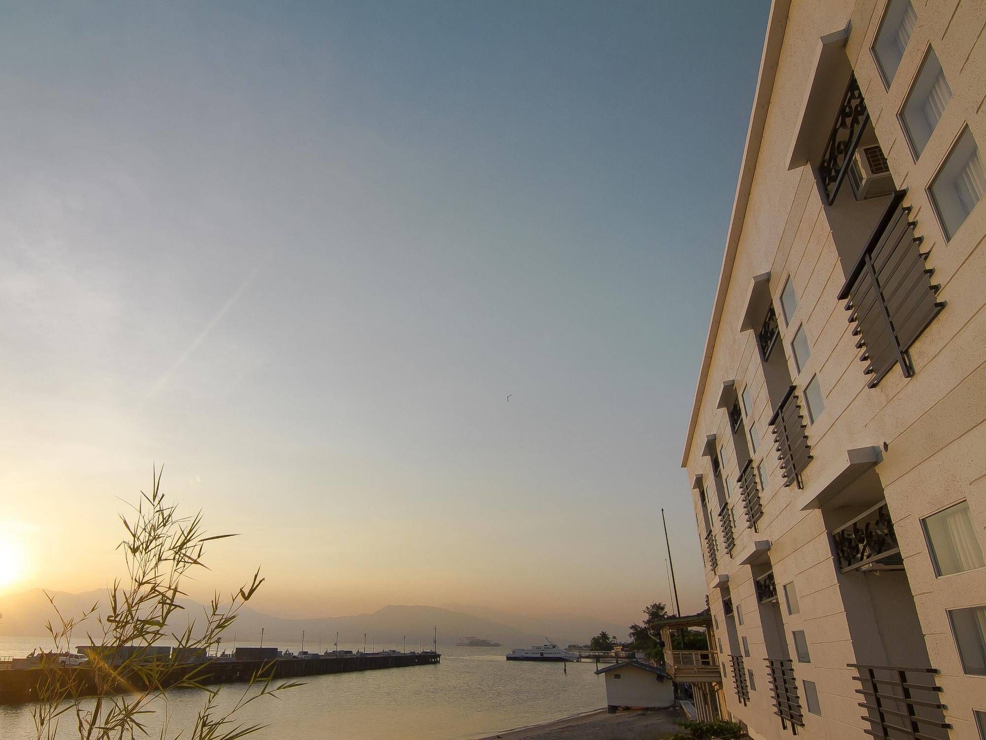 The Reef Hotel&Residences Olongapo Buitenkant foto