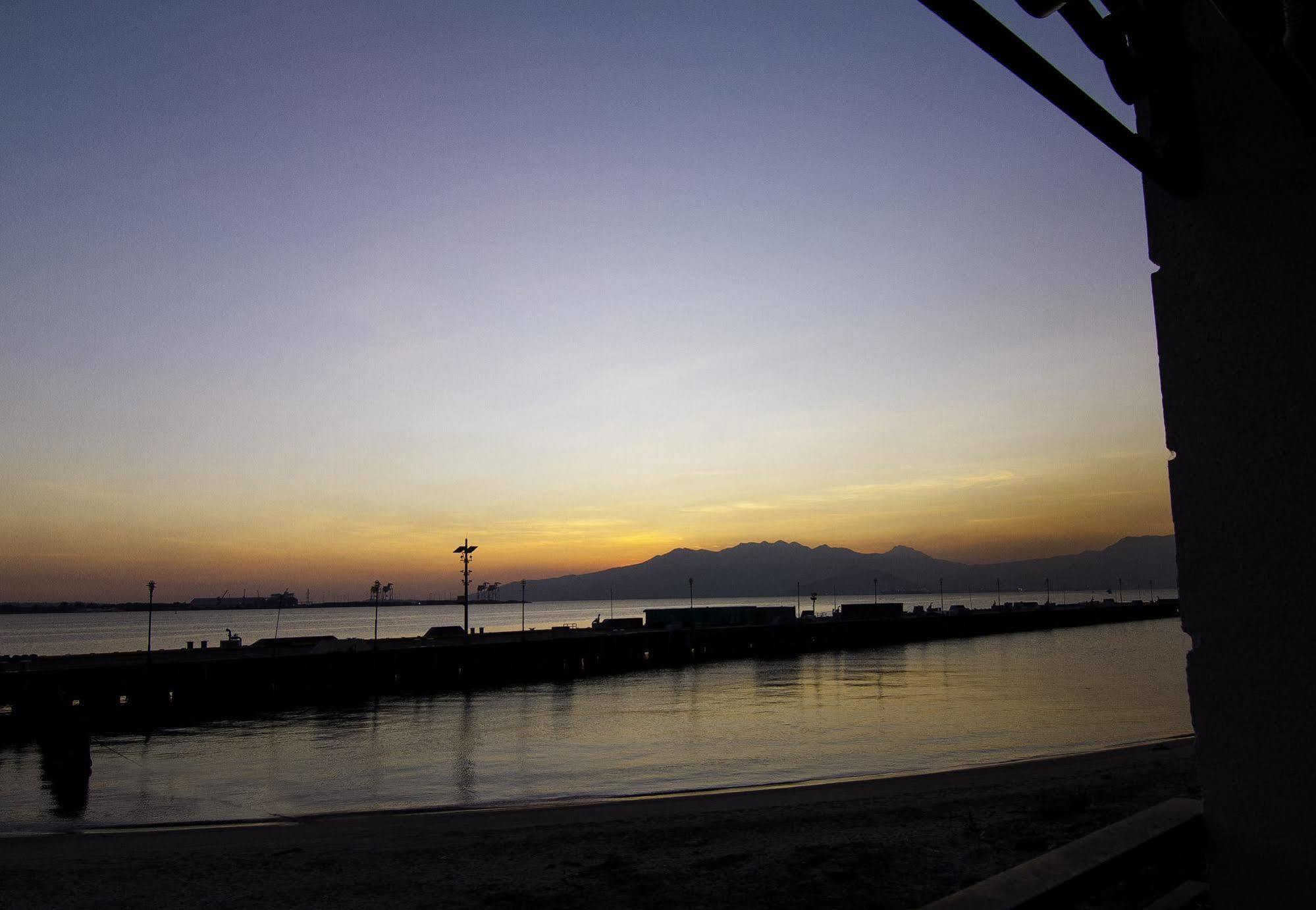 The Reef Hotel&Residences Olongapo Buitenkant foto