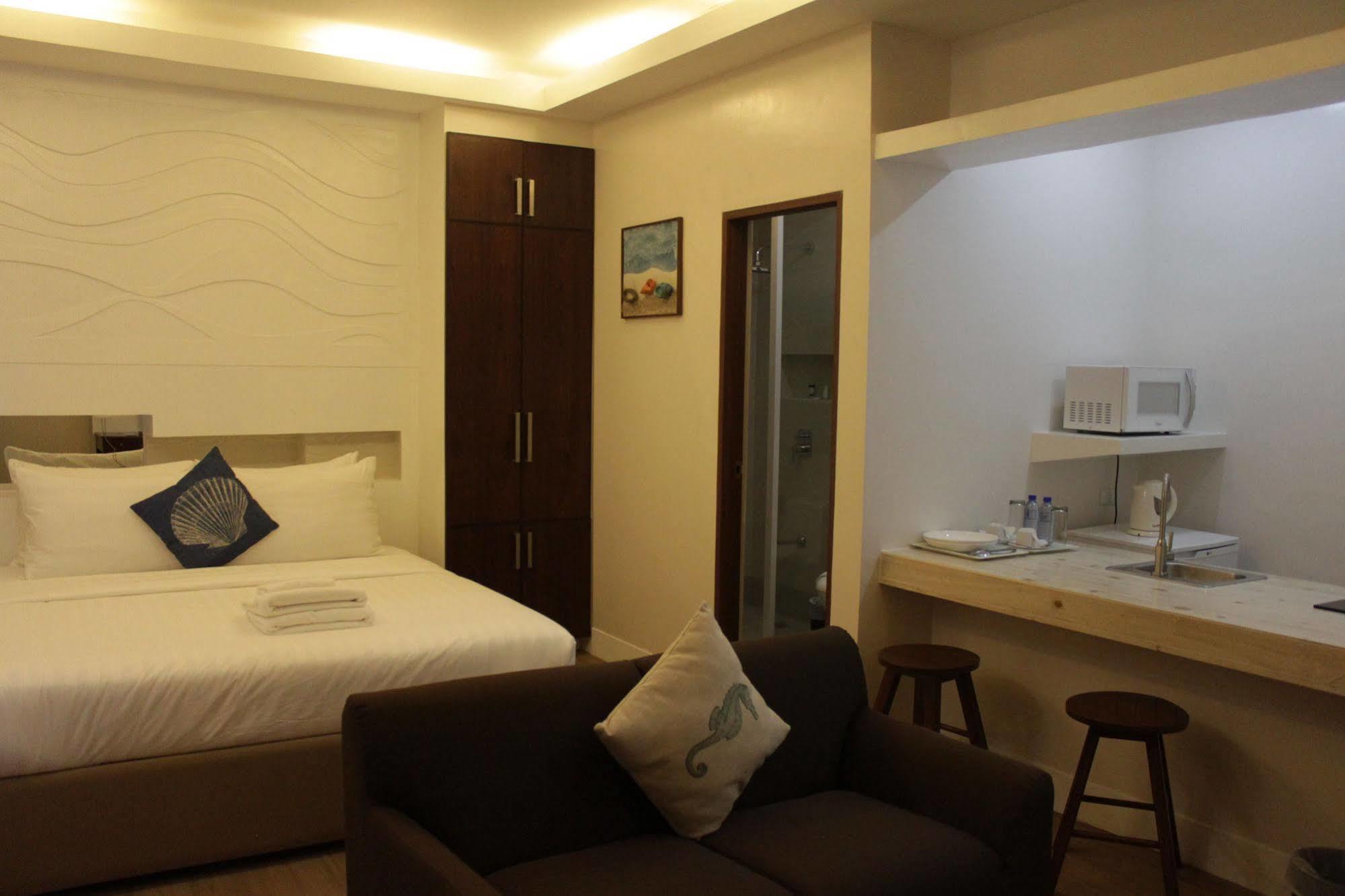 The Reef Hotel&Residences Olongapo Buitenkant foto