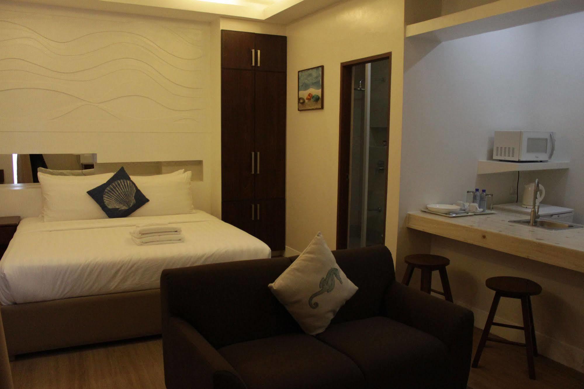 The Reef Hotel&Residences Olongapo Buitenkant foto