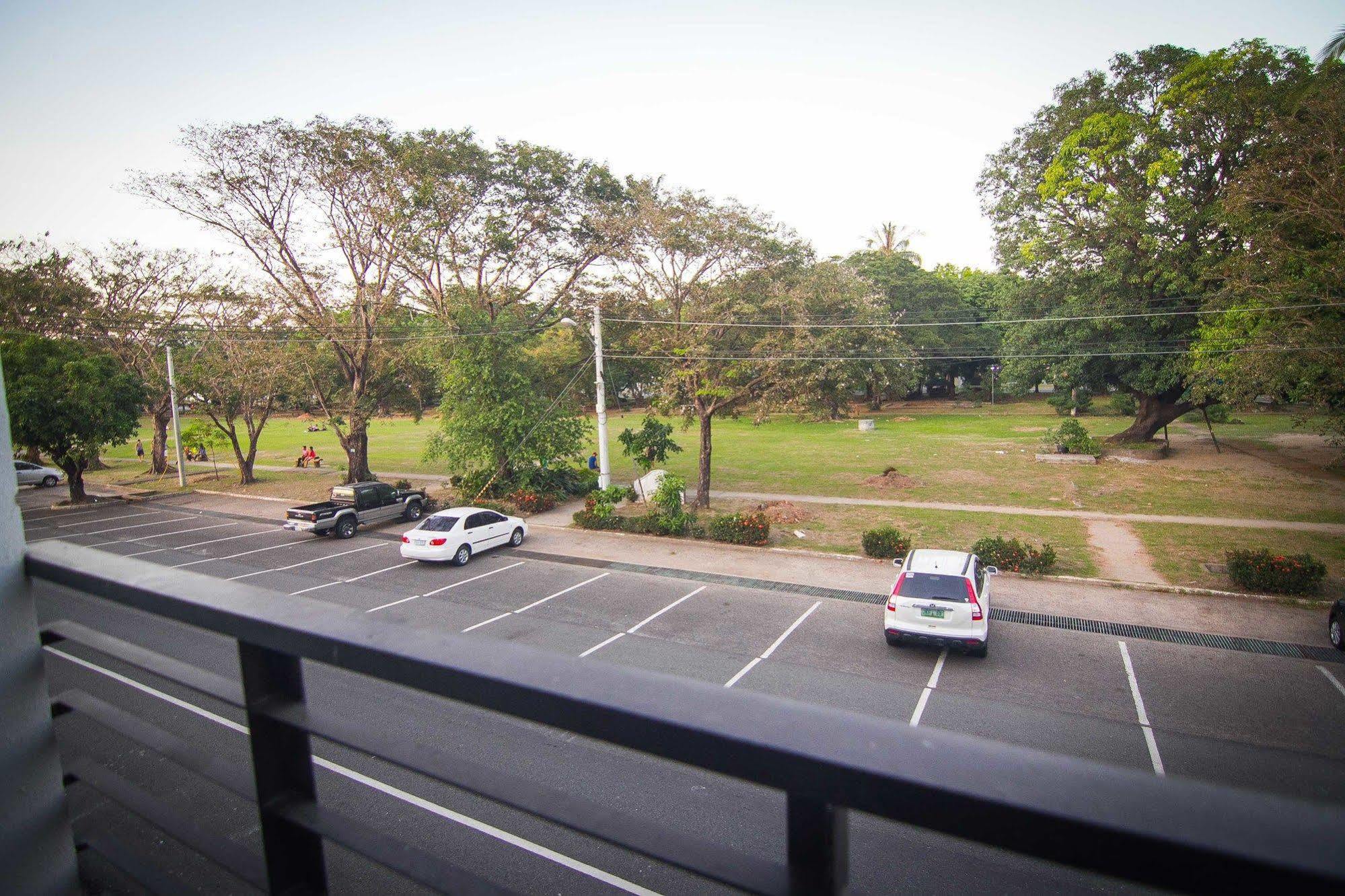 The Reef Hotel&Residences Olongapo Buitenkant foto