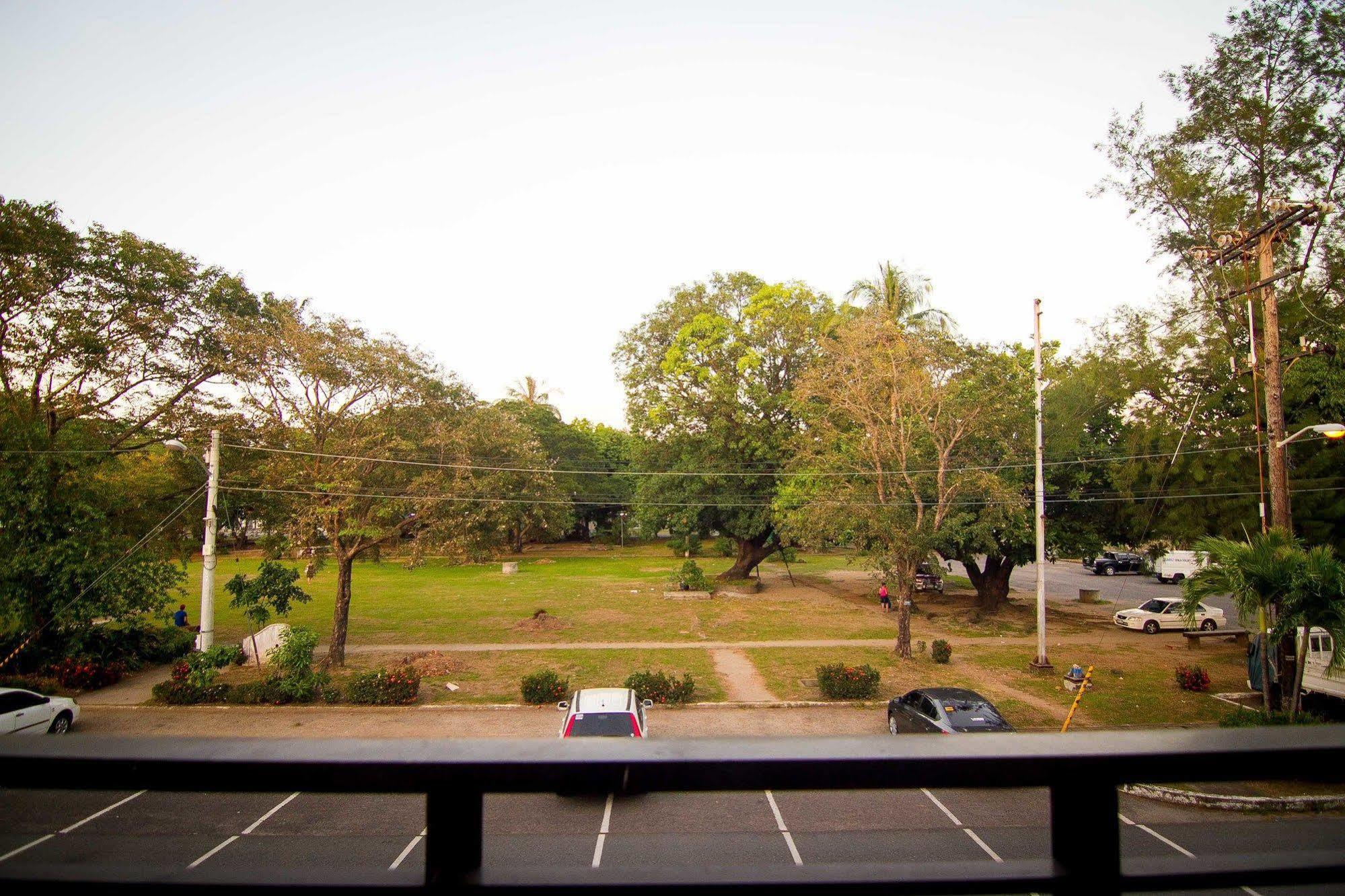 The Reef Hotel&Residences Olongapo Buitenkant foto
